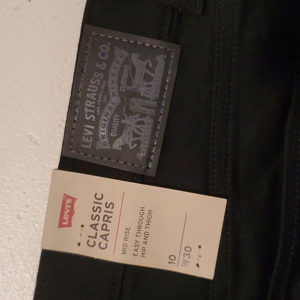 Women's black Levi"s classic capris size 10